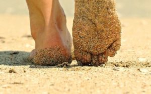 A-piedi-nudi-sulla-sabbia